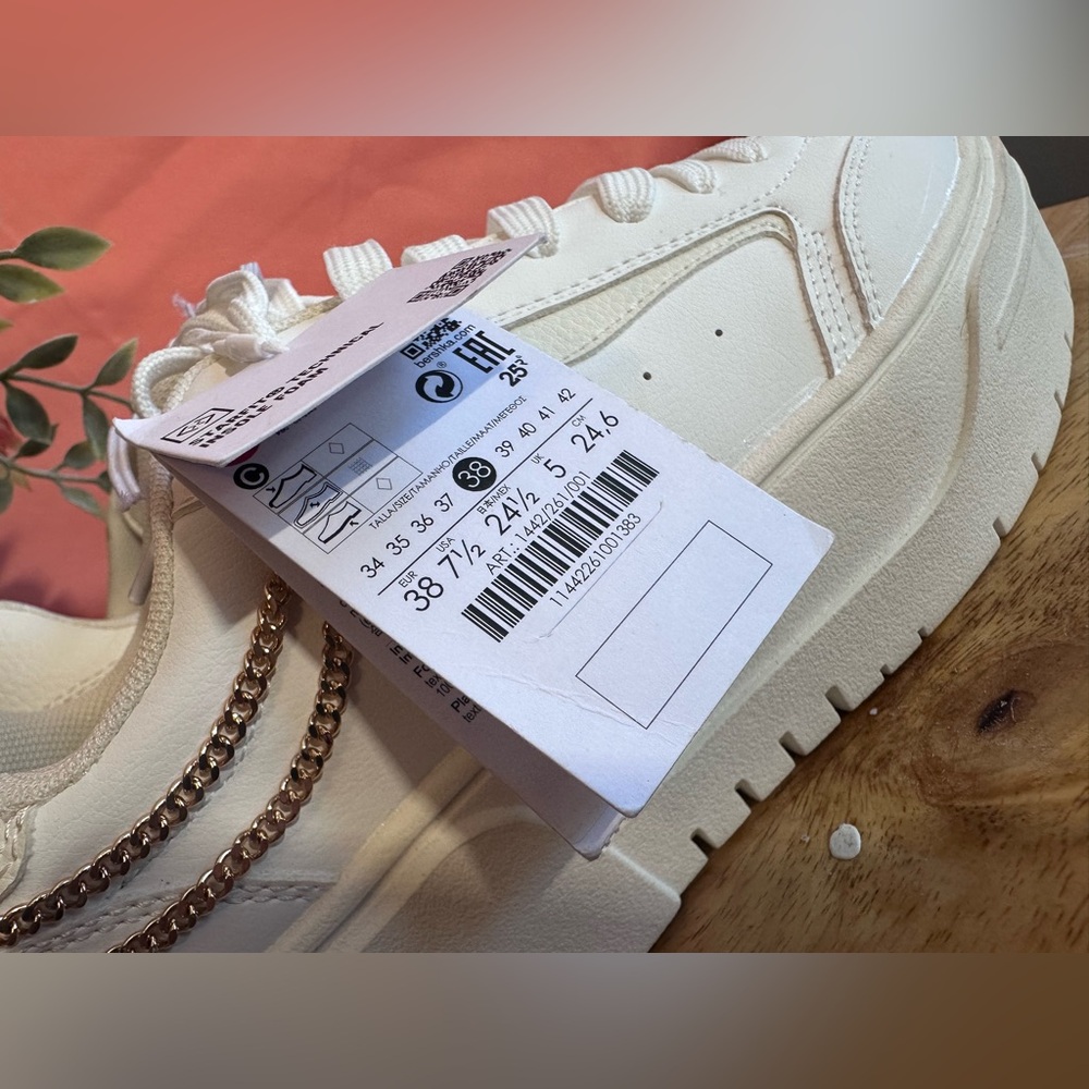 BERKSHA casual all white shoes with a gold chain size 7.5 women’s NWT - Picture 8 of 9